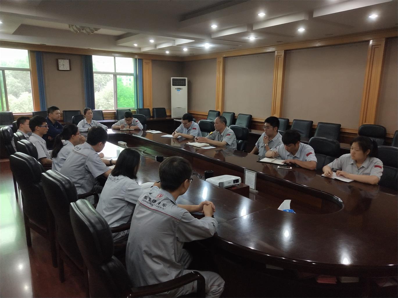 青年座谈交流会.jpg