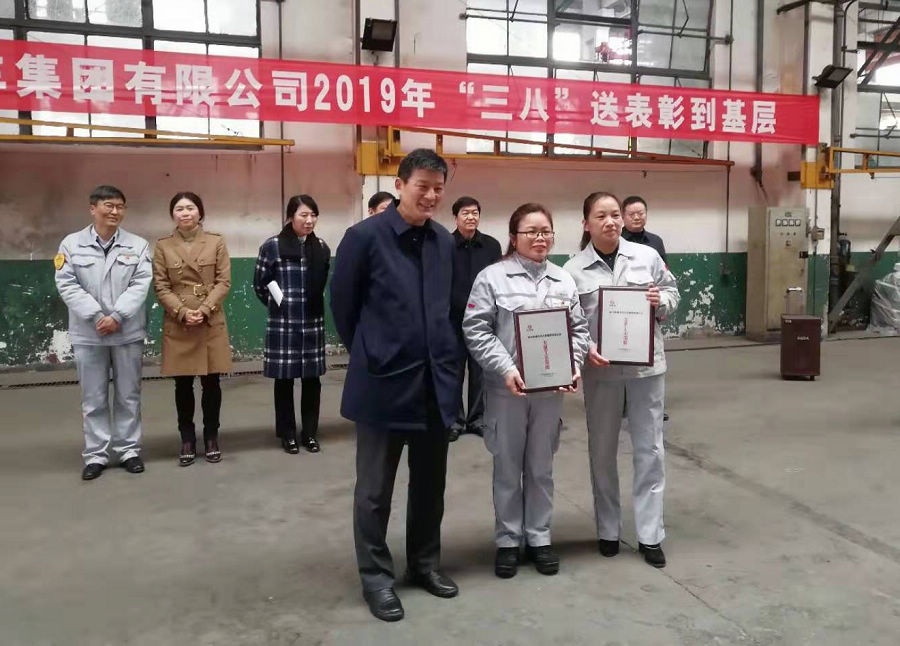 班长彭利华受奖.jpg